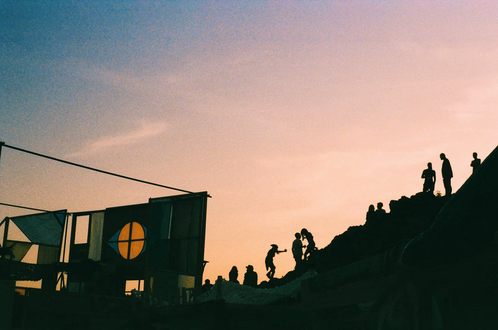 Silhouettes sur le village flottant au coucher du soleil