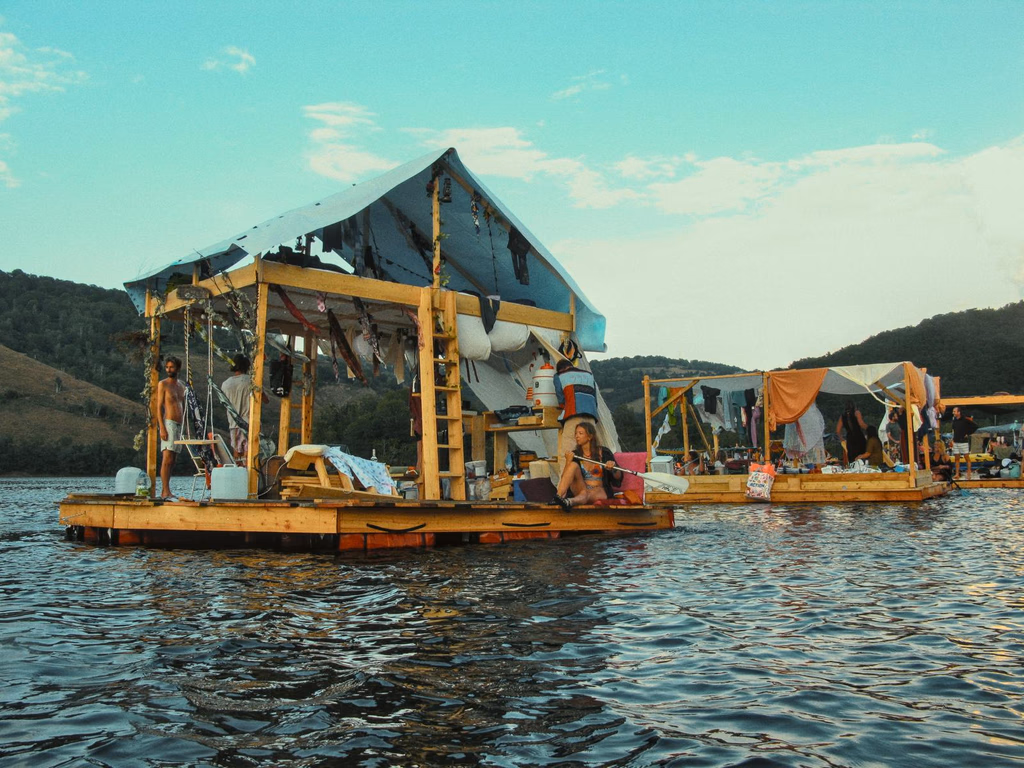 Un radeau habité sur le lac