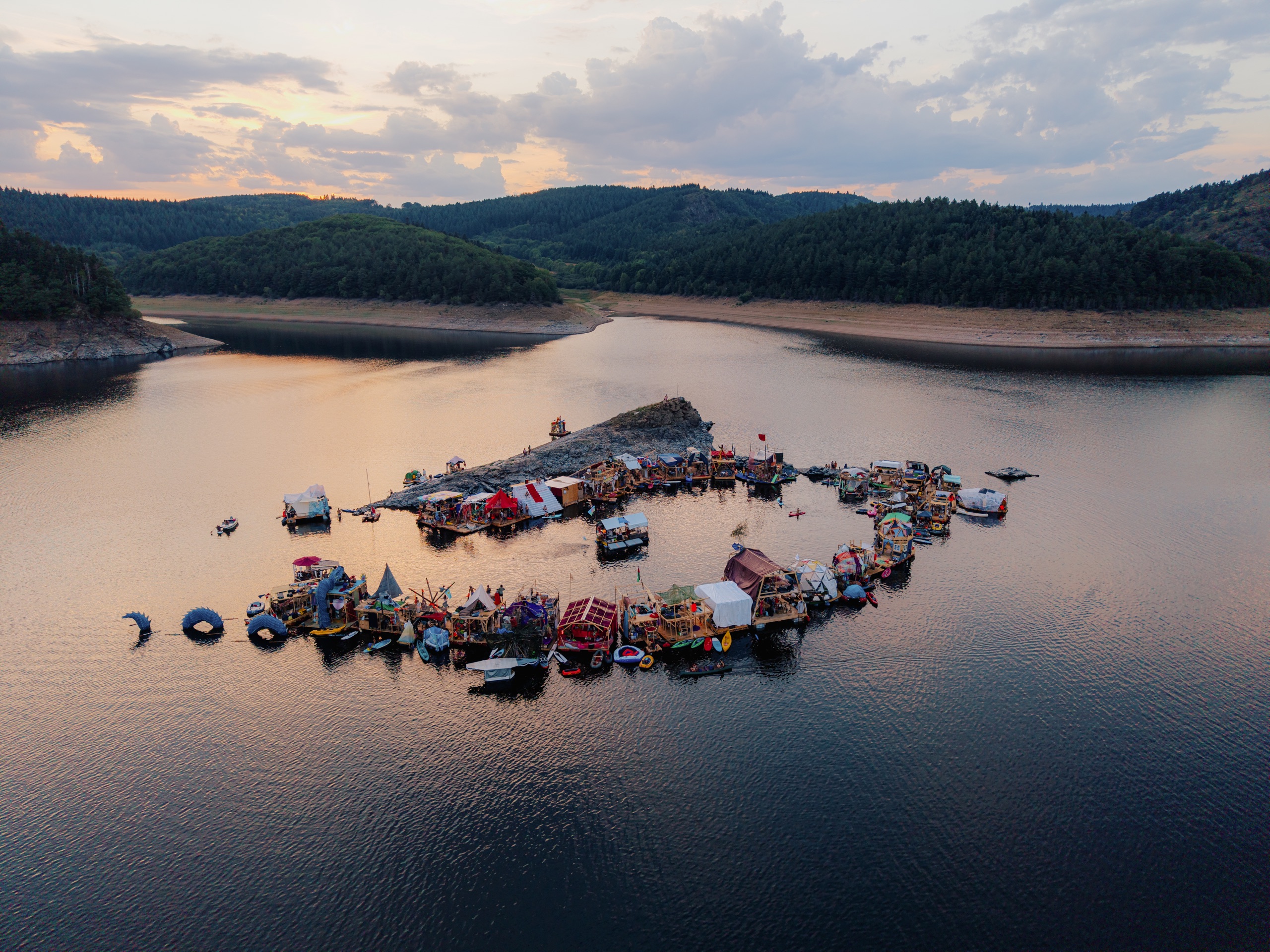 Le village flottant Tutto Blu au coucher du soleil